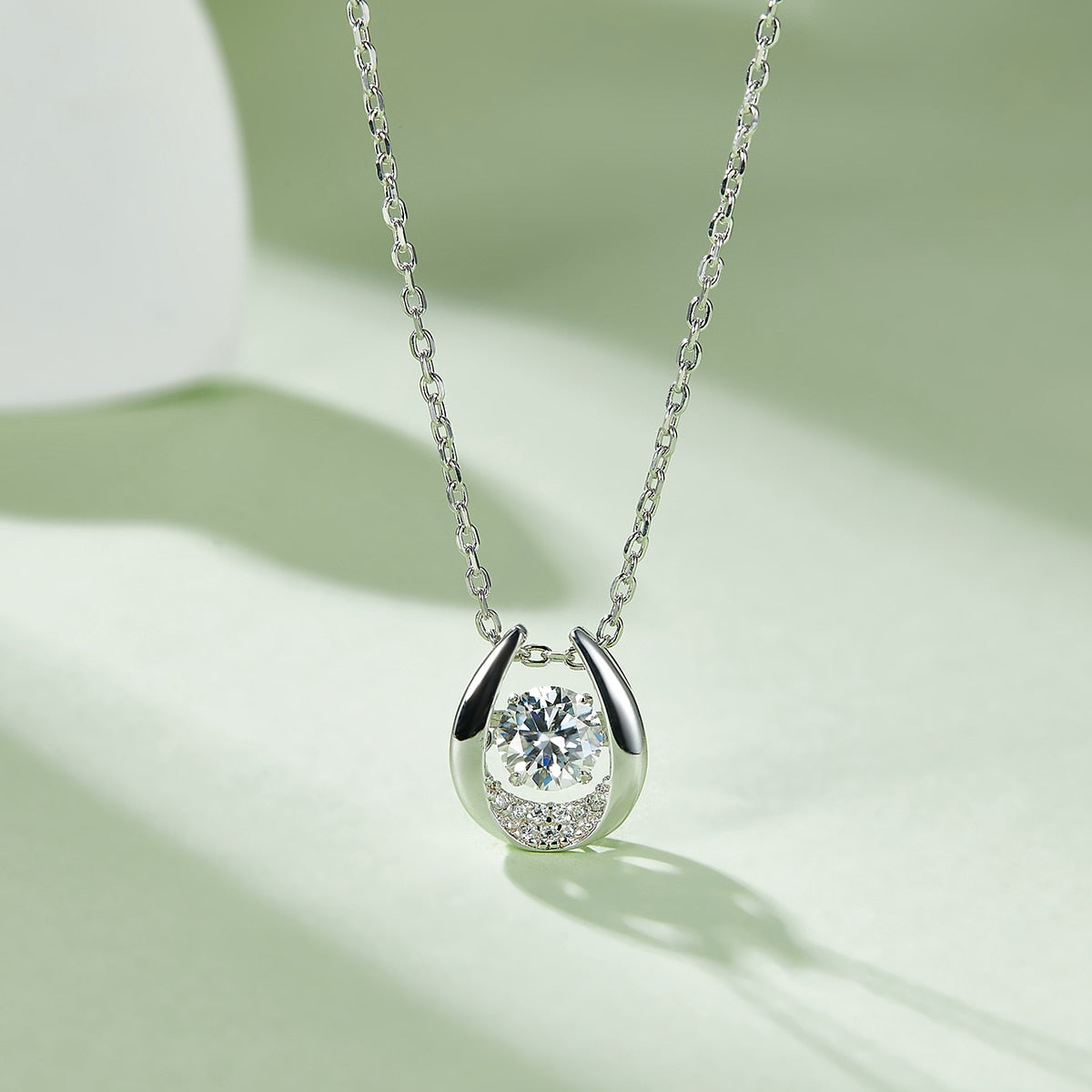 GEM&#39;S BALLET 925 Sterling Silver Twinkle Moissanite Jewelry 5.0mm 0.5Ct Moissanite Diamond Pendant Necklace For Women Wedding